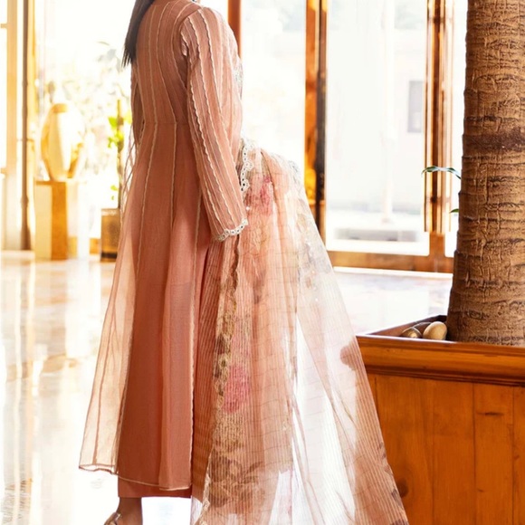 Women suit - Picture 3 of 4